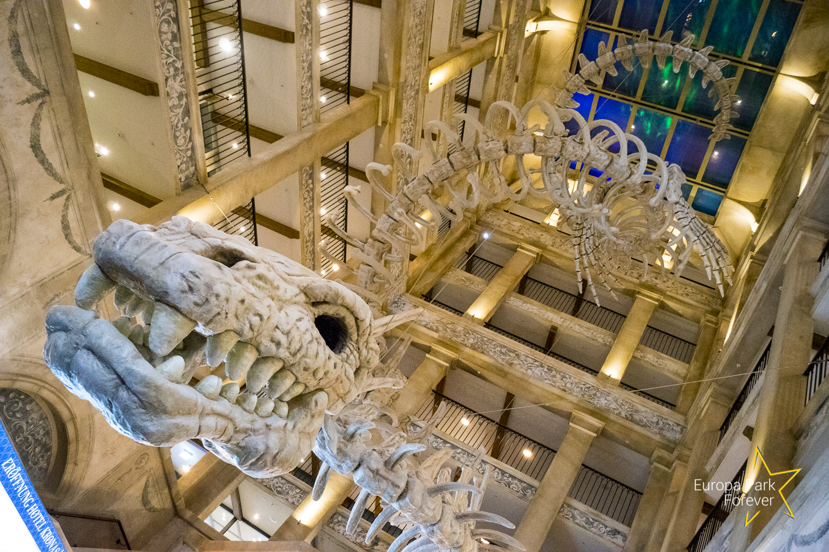 Svalgur, le serpent de mer, exposé dans le hall de l'hôtel.