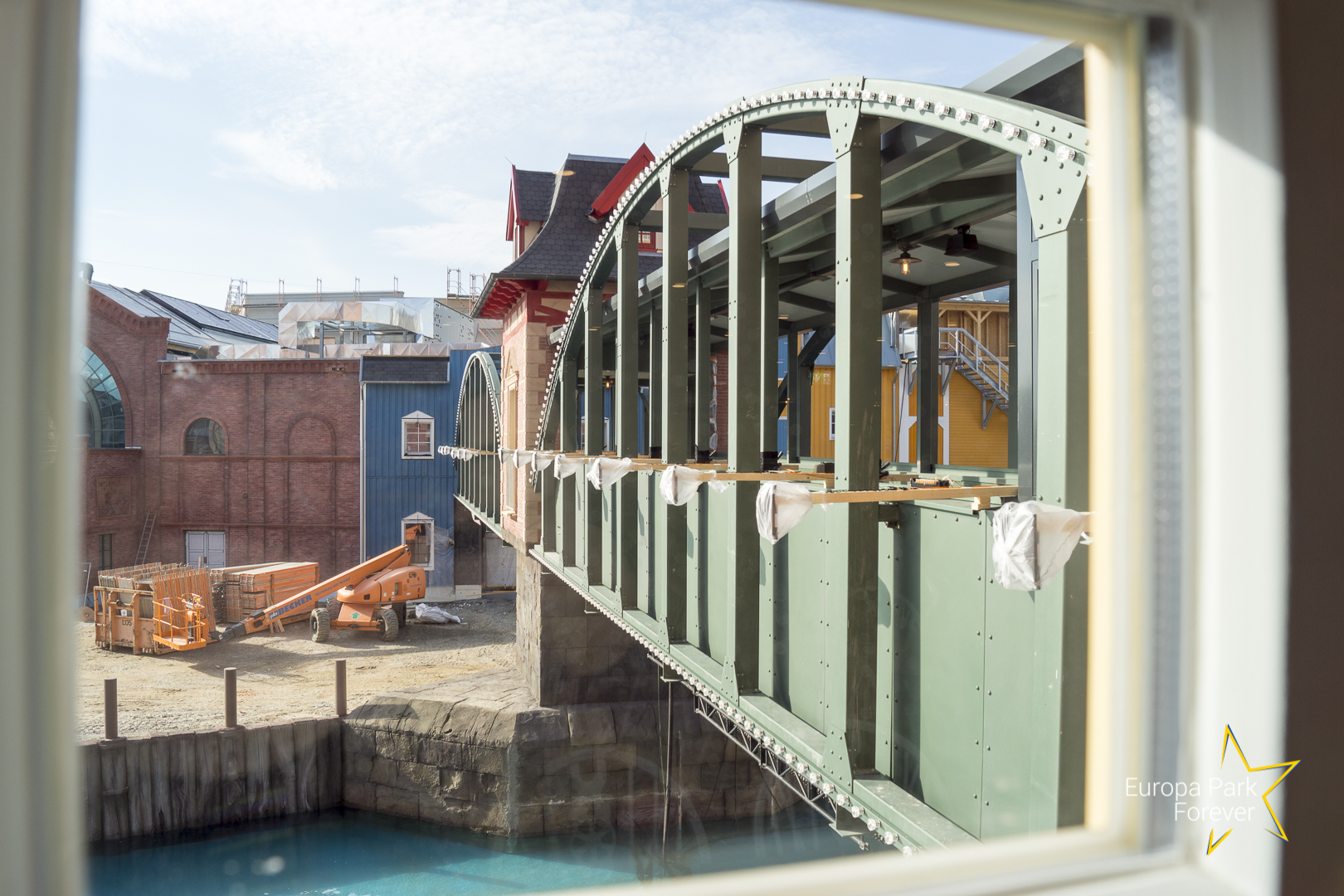 La passerelles qui mènera les clients de l'hôtel vers Rulantica, encore en chantier.