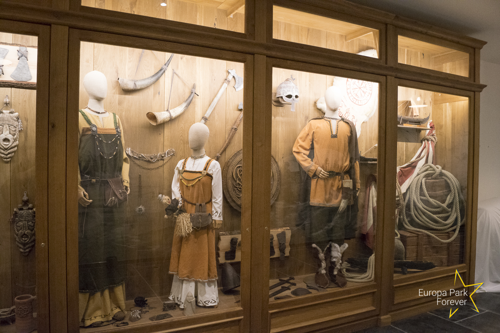 Dans le couloir menant vers les restaurants, vous trouverez de nombreuse vitrines comme celle-ci