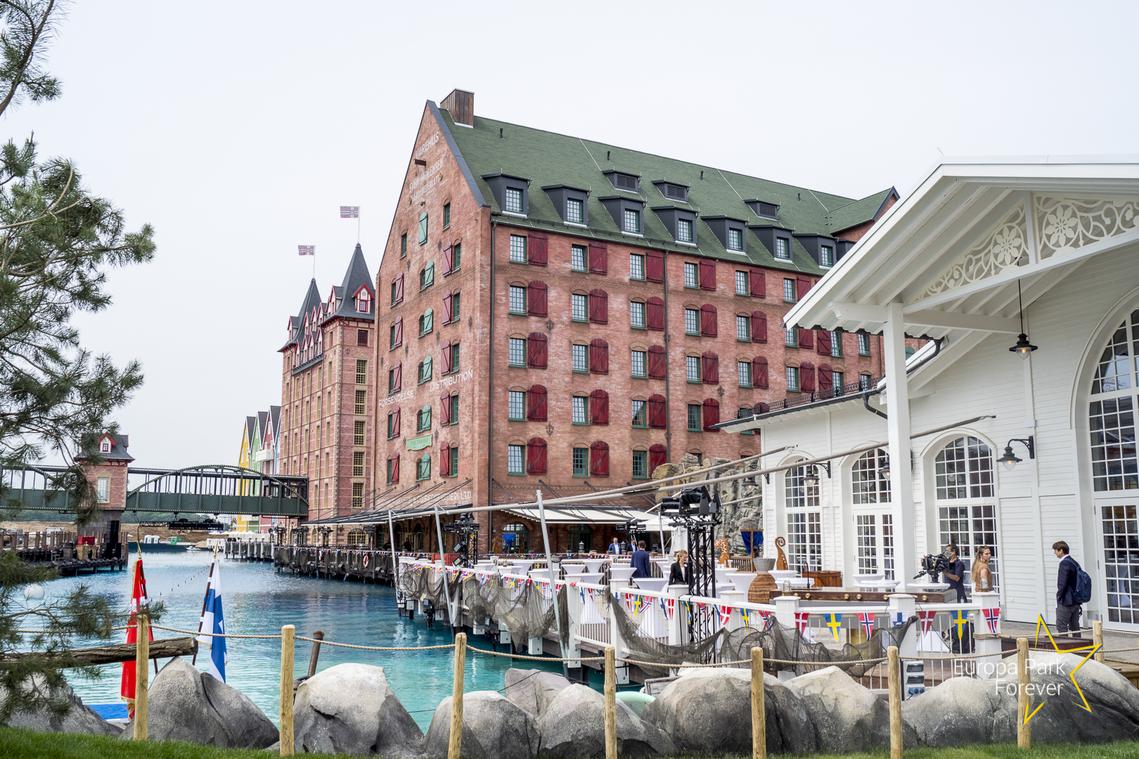 Vue de l'hôtel depuis le bassin qui le sépare de Rulantica.